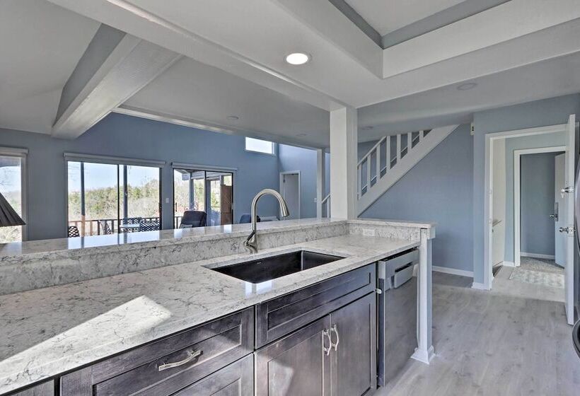 Lake View Margaritaville Retreat W/ Screened Porch