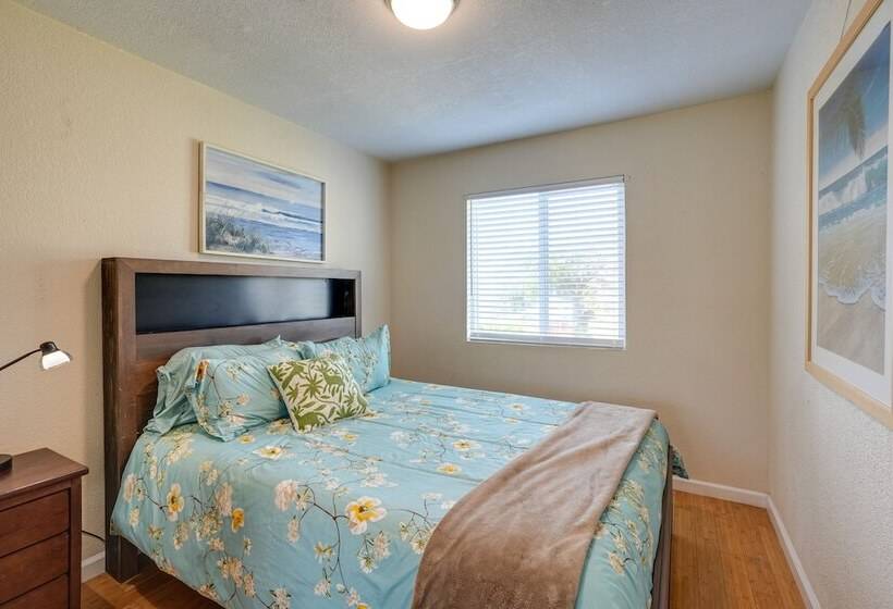 Vallejo Home W/spacious Deck, Hot Tub & Views