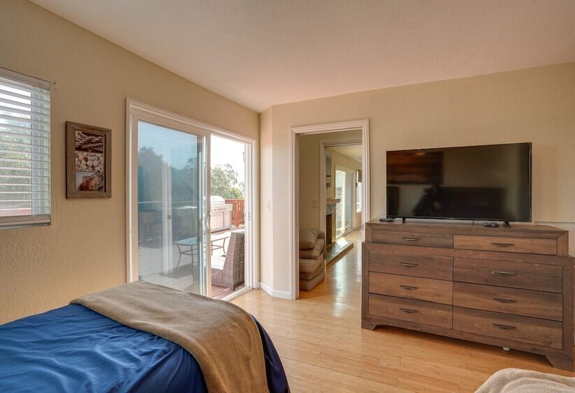 Vallejo Home W/spacious Deck, Hot Tub & Views