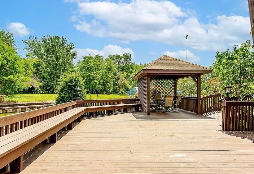 Vermilion River Home W/ Hot Tub & Private Dock!