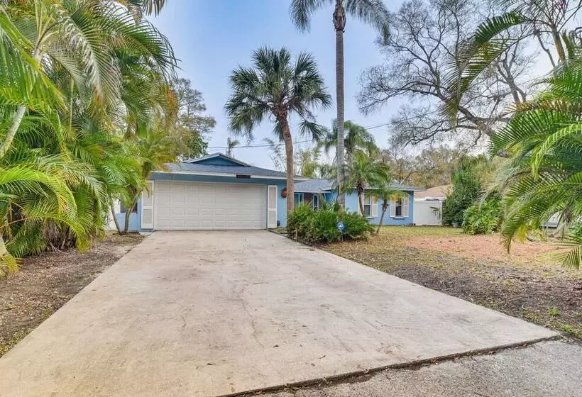 Vibrant Largo Home: Heated Pool, Lake Views!