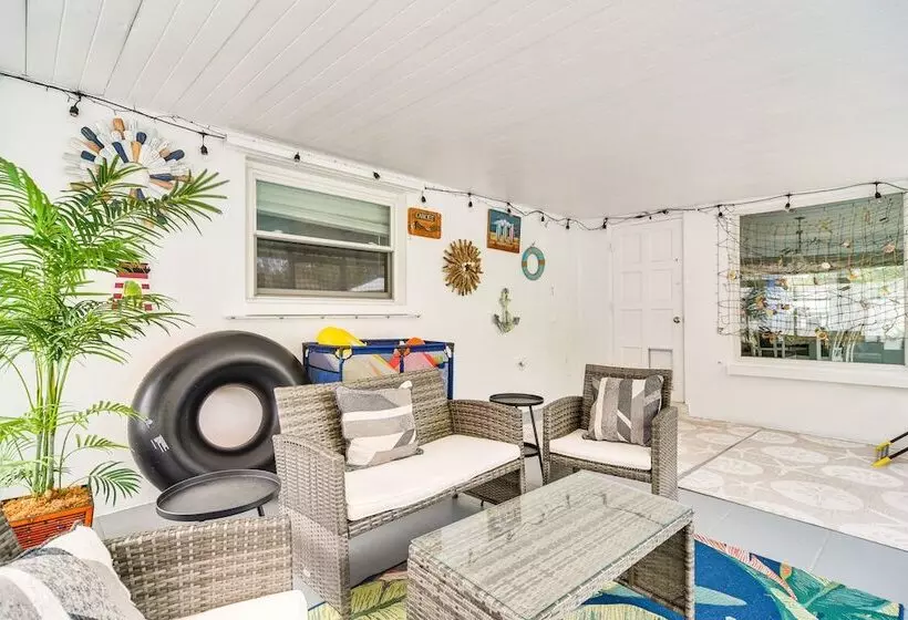 Vibrant Largo Home: Heated Pool, Lake Views!