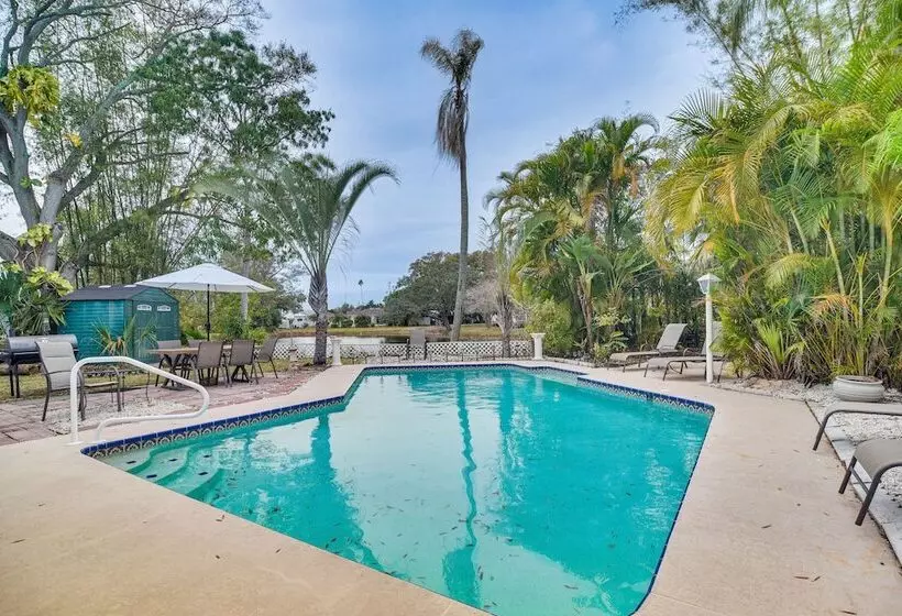 Vibrant Largo Home: Heated Pool, Lake Views!