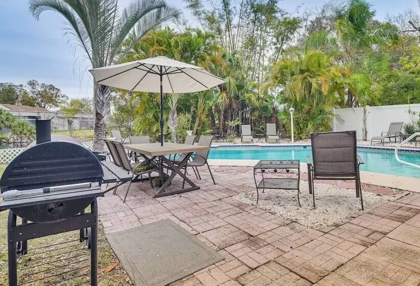Vibrant Largo Home: Heated Pool, Lake Views!
