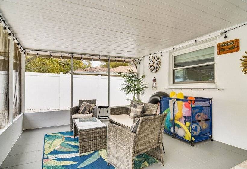 Vibrant Largo Home: Heated Pool, Lake Views!