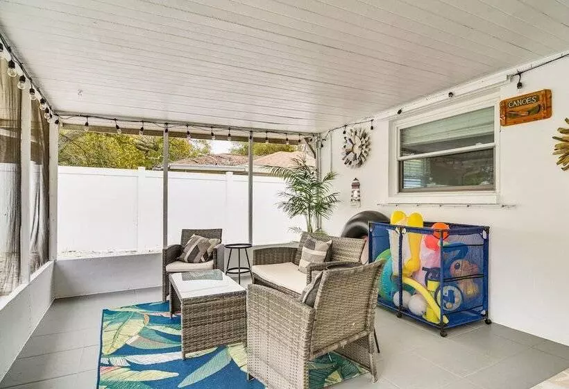 Vibrant Largo Home: Heated Pool, Lake Views!