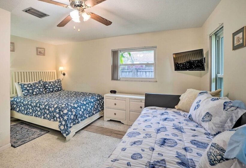 Vibrant Largo Home: Heated Pool, Lake Views!