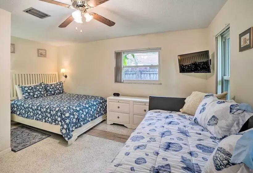 Vibrant Largo Home: Heated Pool, Lake Views!