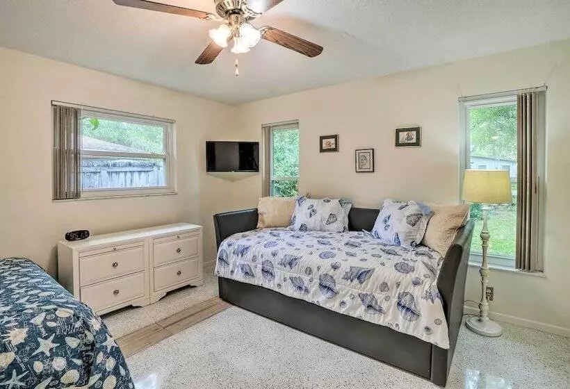 Vibrant Largo Home: Heated Pool, Lake Views!