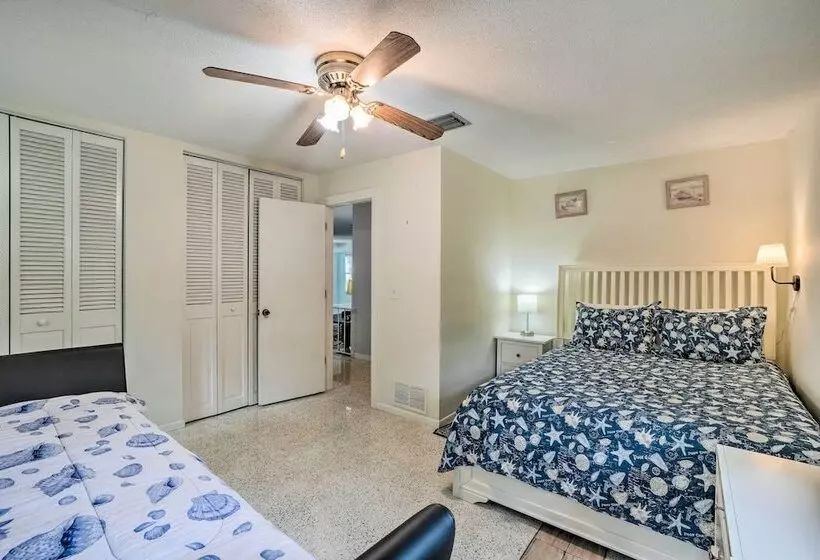 Vibrant Largo Home: Heated Pool, Lake Views!