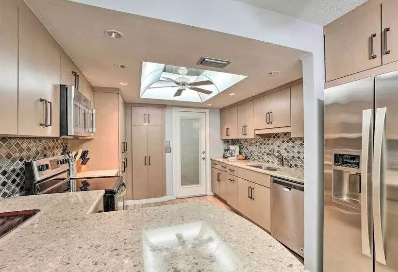 Vibrant Largo Home: Heated Pool, Lake Views!