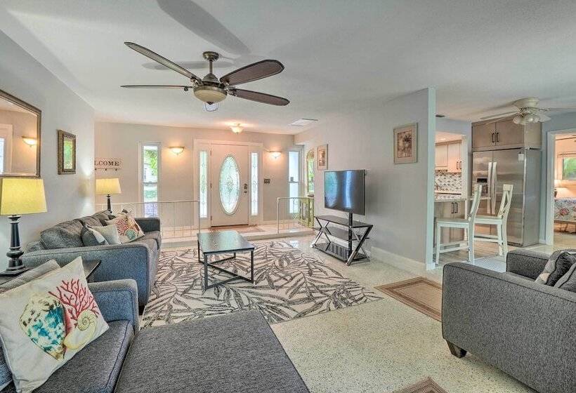 Vibrant Largo Home: Heated Pool, Lake Views!