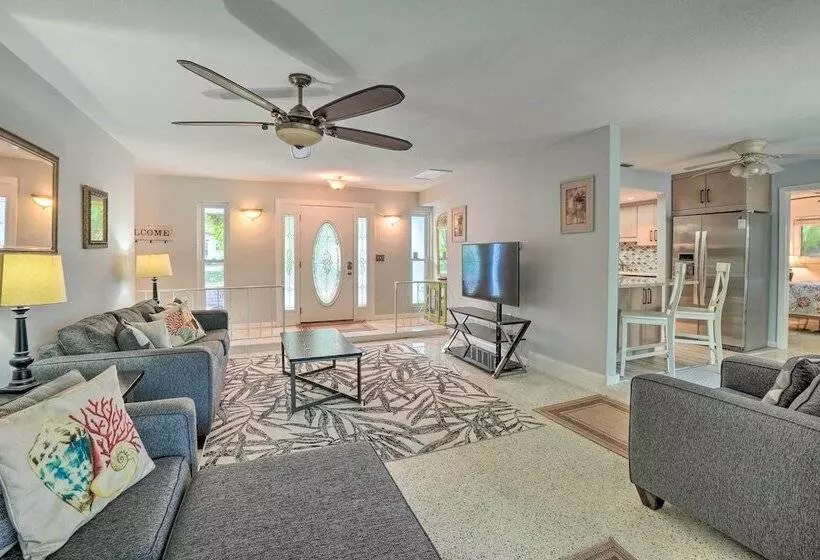 Vibrant Largo Home: Heated Pool, Lake Views!