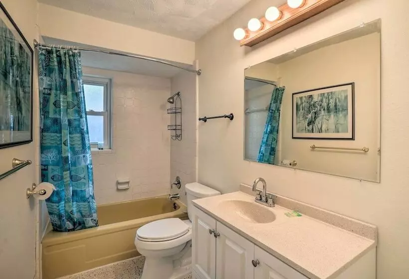 Vibrant Largo Home: Heated Pool, Lake Views!