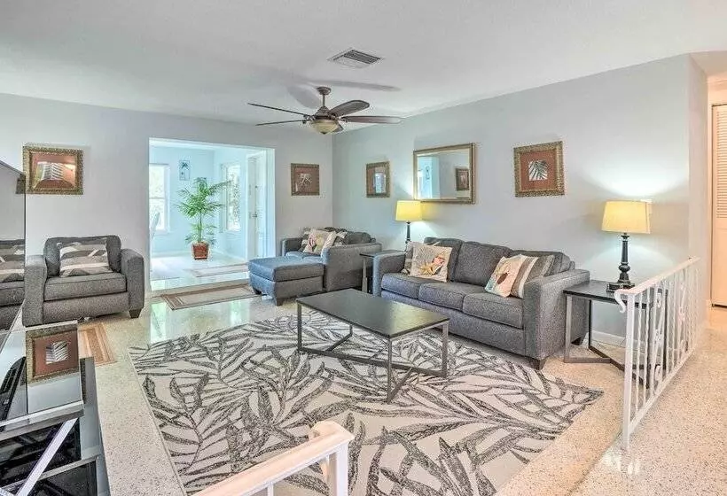 Vibrant Largo Home: Heated Pool, Lake Views!