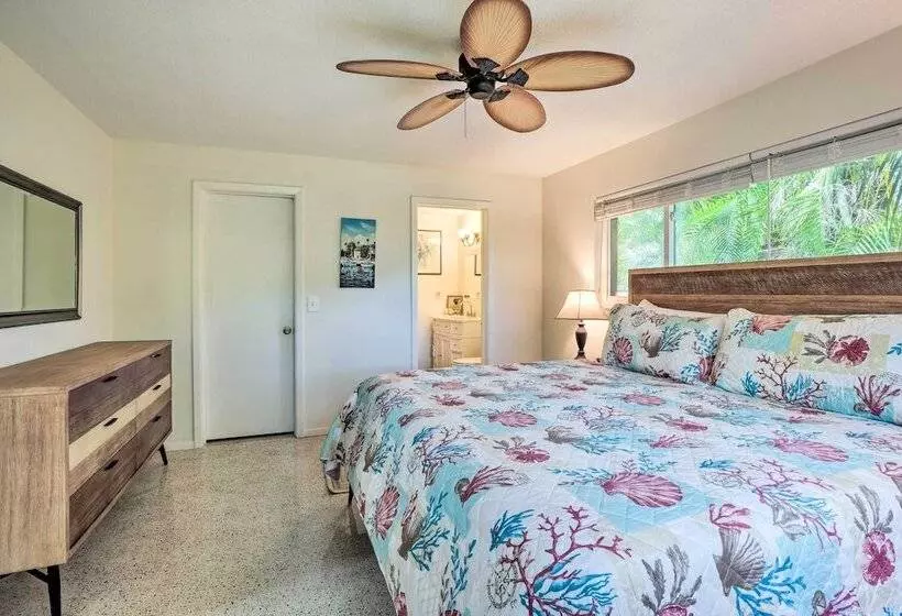 Vibrant Largo Home: Heated Pool, Lake Views!