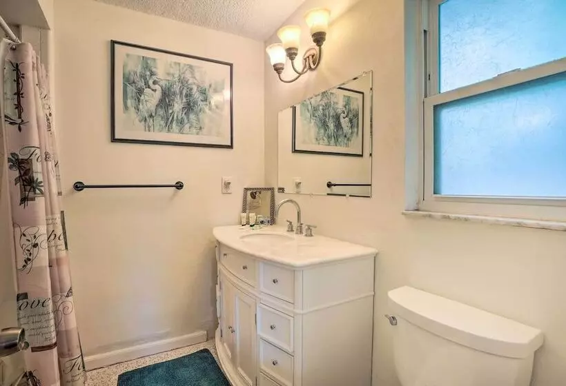 Vibrant Largo Home: Heated Pool, Lake Views!