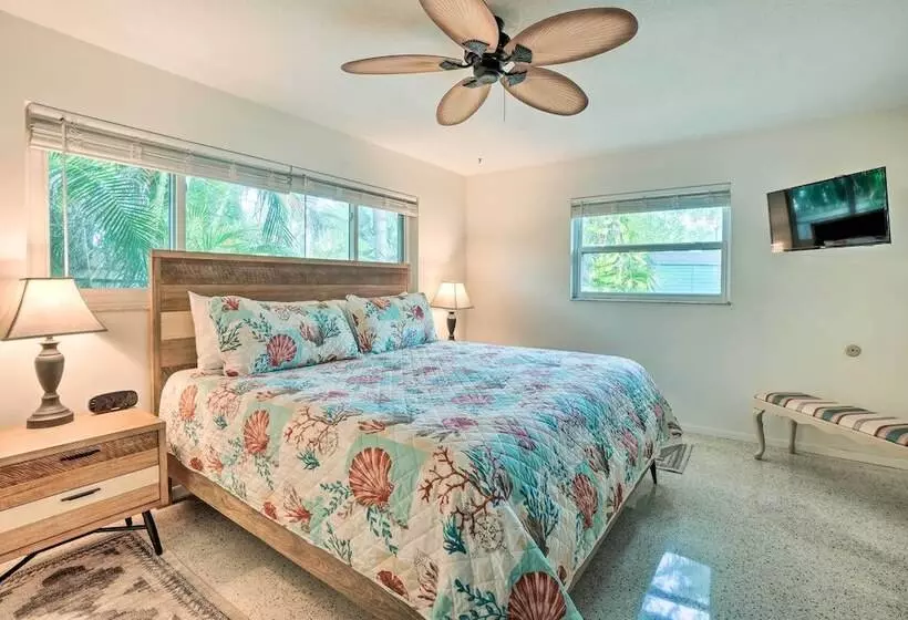 Vibrant Largo Home: Heated Pool, Lake Views!