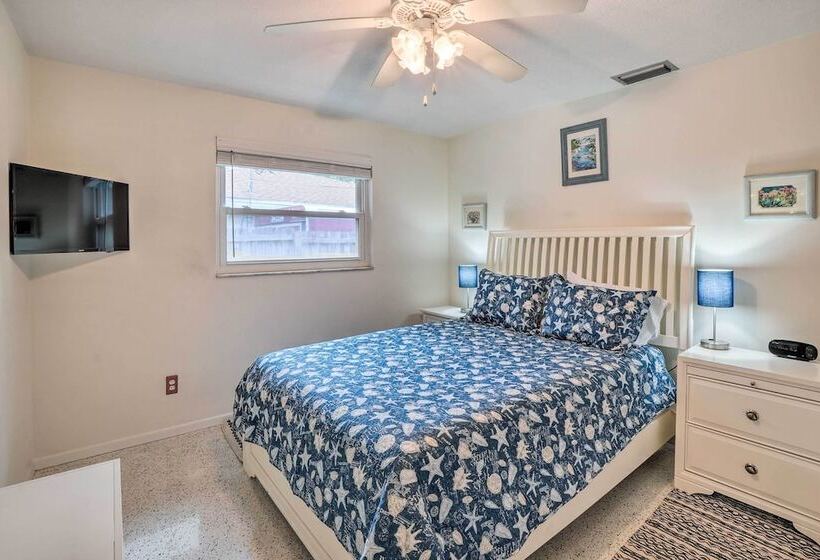 Vibrant Largo Home: Heated Pool, Lake Views!