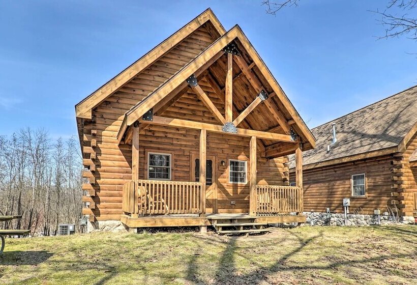 Warm & Woodsy Rothbury Escape W/ Loft & Porch