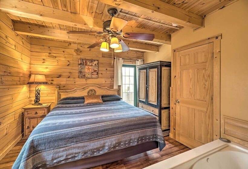 Warm & Woodsy Rothbury Escape W/ Loft & Porch