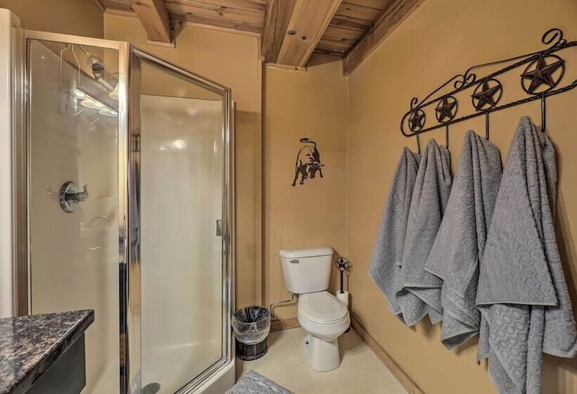 Warm & Woodsy Rothbury Escape W/ Loft & Porch