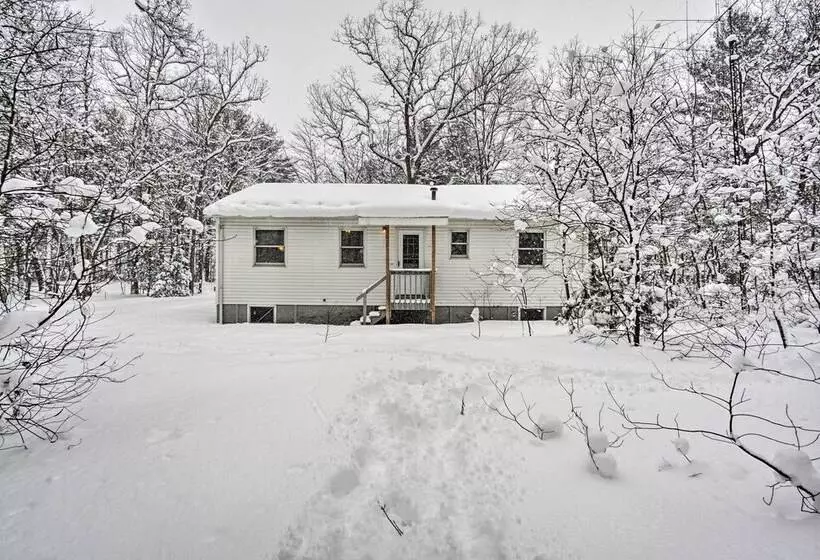 Wooded Twin Lakes Retreat: 13 Mi To Lake Michigan!