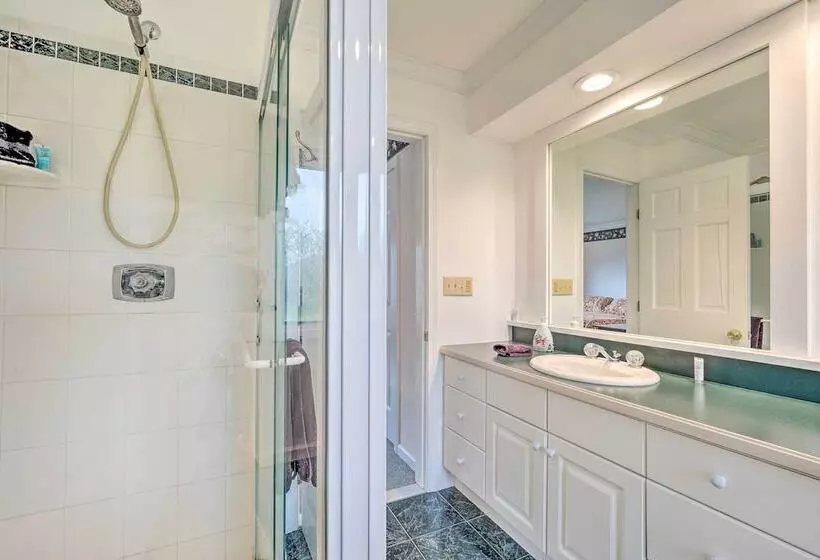 13 Acre Manchester Retreat: 13 Miles To Bromley!