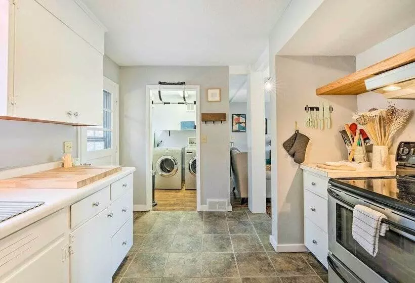 Arden Bungalow W/ Fire Pit: Near Lake Julian Park