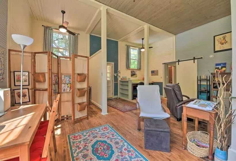 Bright Converted Schoolhouse In Chesterfield!