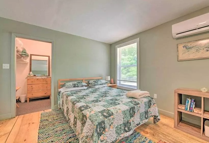 Bright Converted Schoolhouse In Chesterfield!