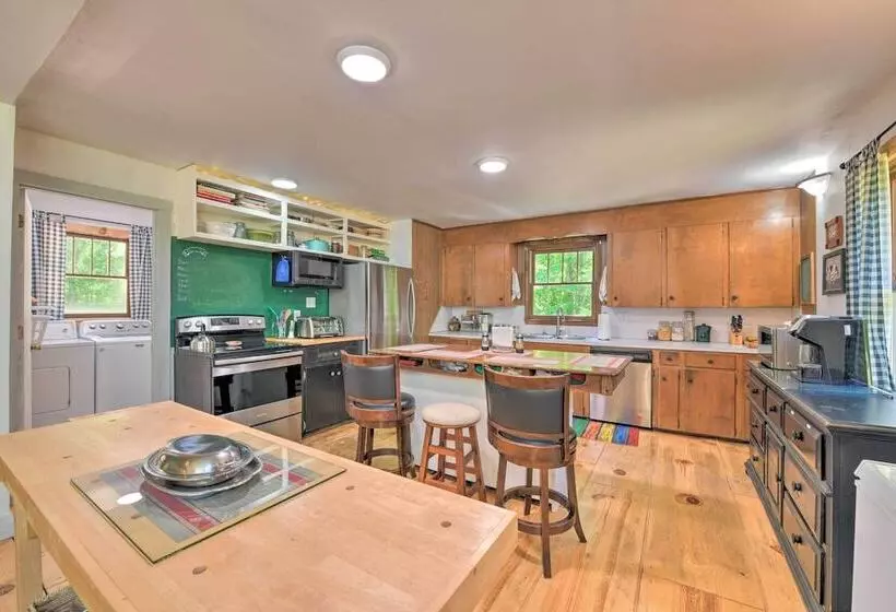 Bright Converted Schoolhouse In Chesterfield!