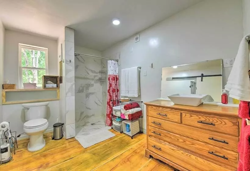 Bright Converted Schoolhouse In Chesterfield!