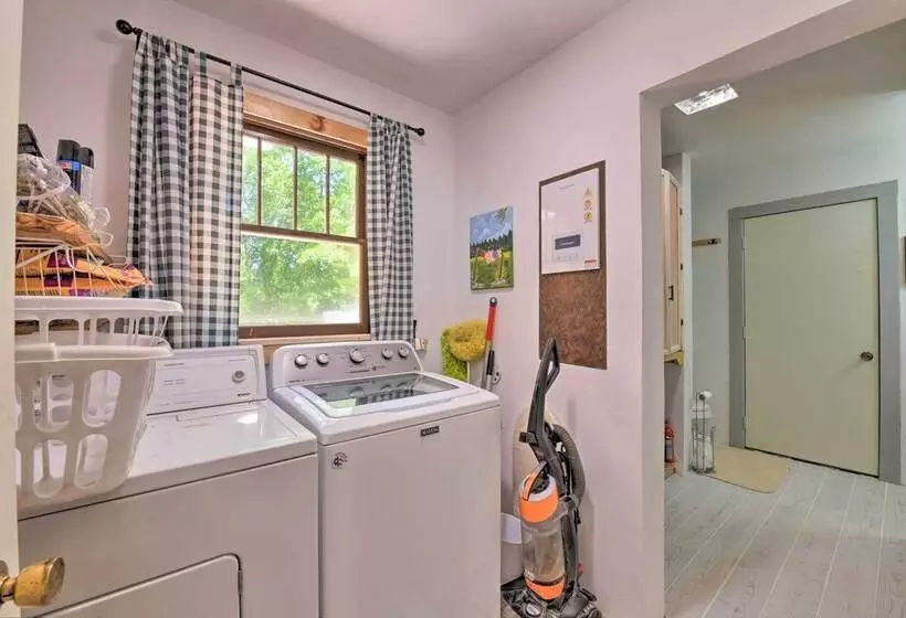 Bright Converted Schoolhouse In Chesterfield!