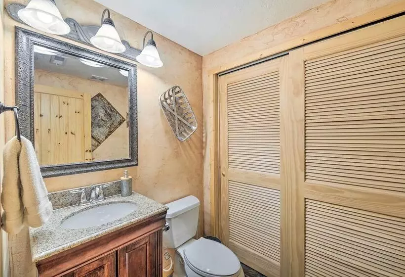 Charming Bedford Cabin W/ Private Hot Tub!