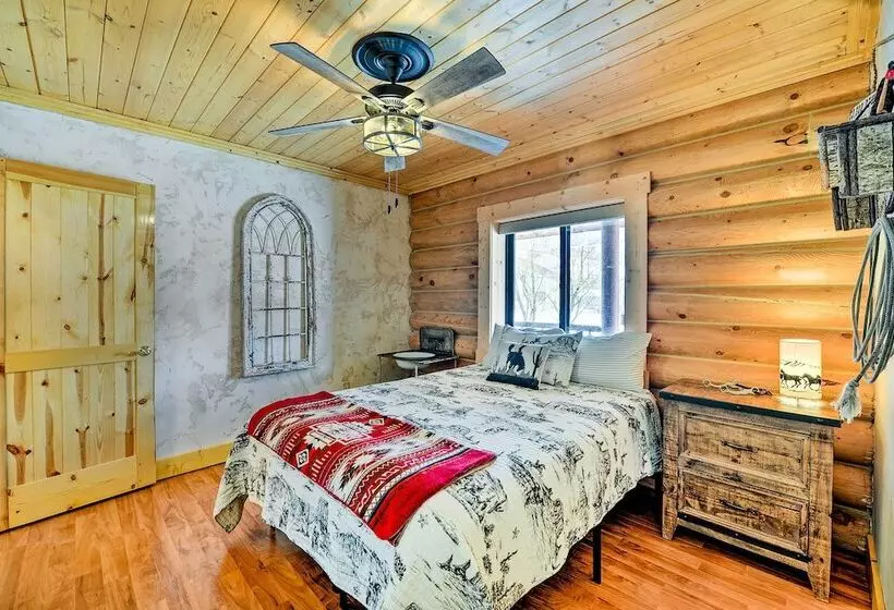 Charming Bedford Cabin W/ Private Hot Tub!