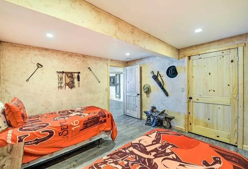 Charming Bedford Cabin W/ Private Hot Tub!