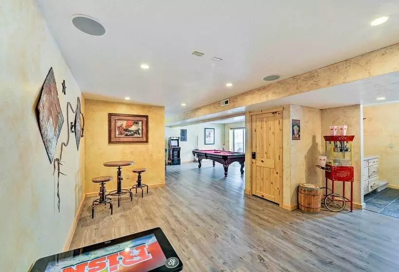 Charming Bedford Cabin W/ Private Hot Tub!