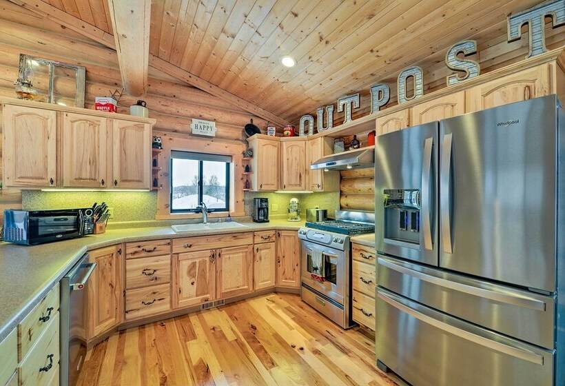 Charming Bedford Cabin W/ Private Hot Tub!