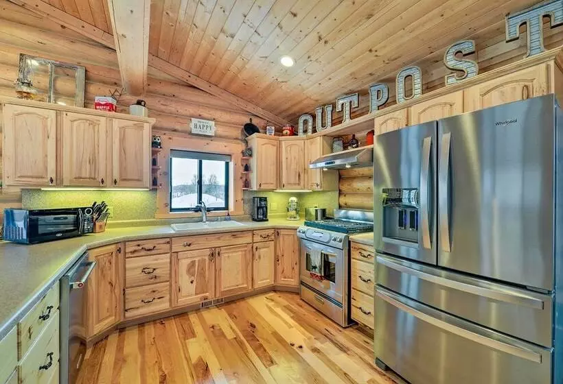 Charming Bedford Cabin W/ Private Hot Tub!