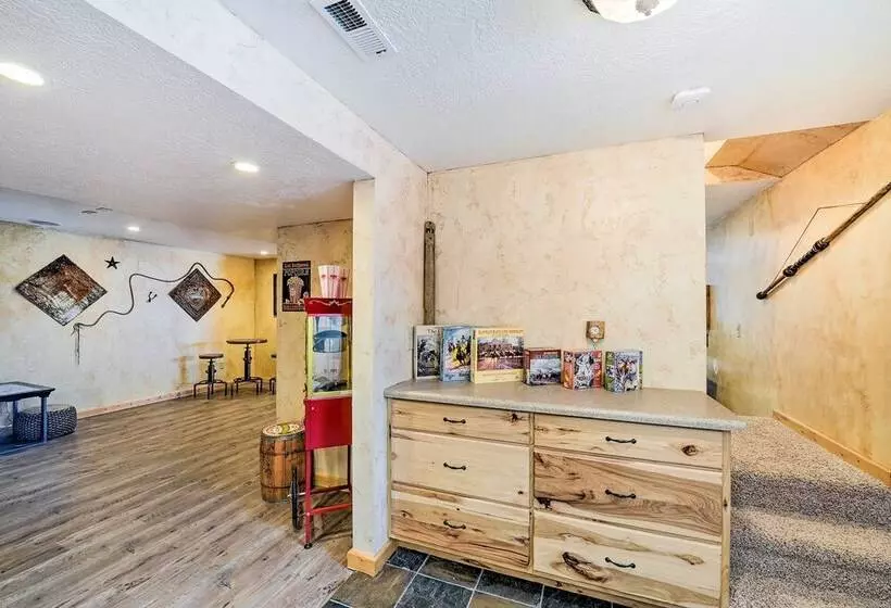 Charming Bedford Cabin W/ Private Hot Tub!