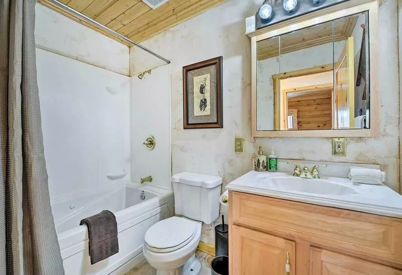 Charming Bedford Cabin W/ Private Hot Tub!
