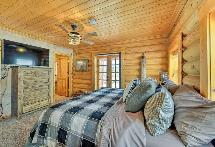Charming Bedford Cabin W/ Private Hot Tub!