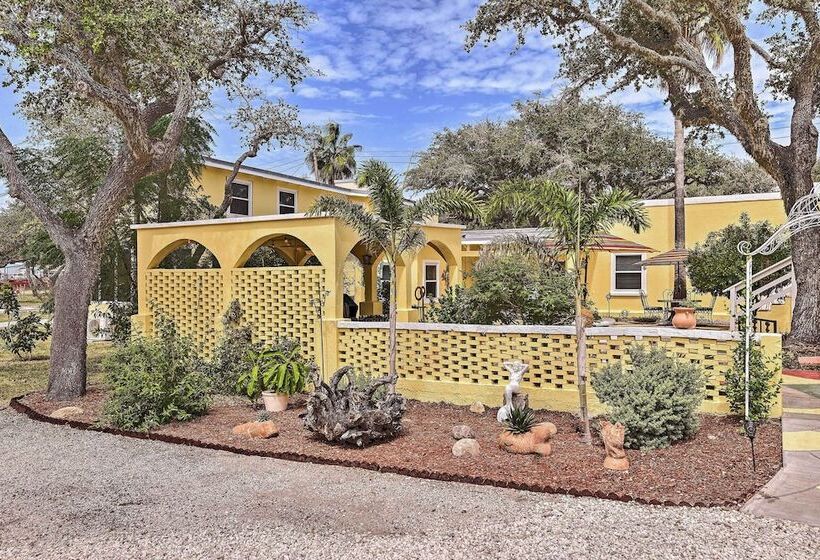 Coastal Cove W/ Private Deck, 4 Mi To Beach