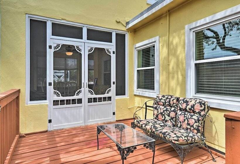 Coastal Cove W/ Private Deck, 4 Mi To Beach