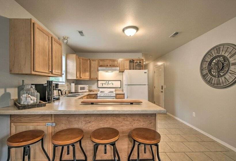 Comfy West Plains Home < 1 Mi To Main Street!