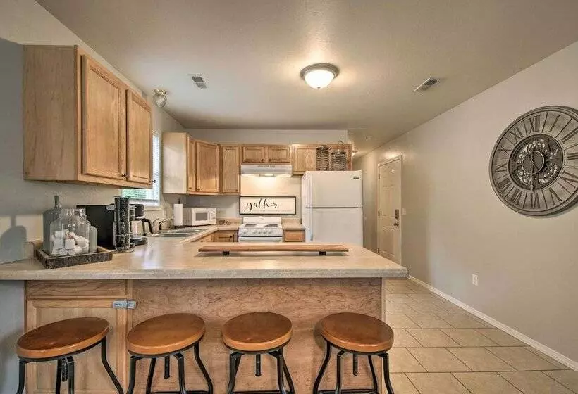 Comfy West Plains Home < 1 Mi To Main Street!