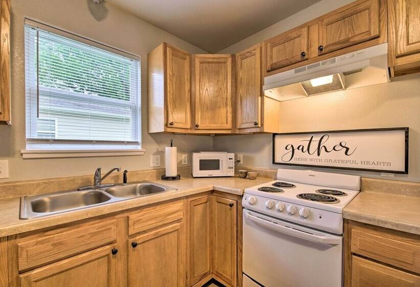 Comfy West Plains Home < 1 Mi To Main Street!