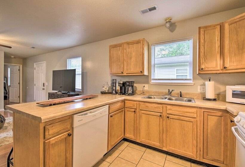 Comfy West Plains Home < 1 Mi To Main Street!