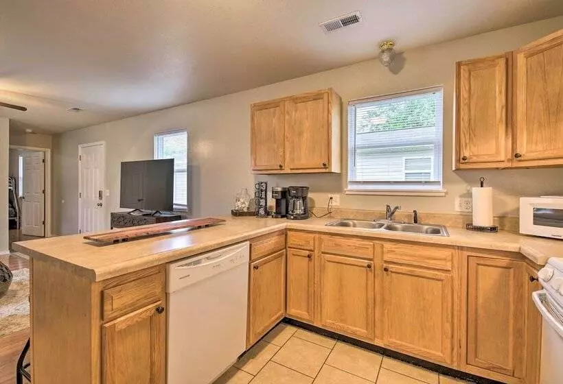 Comfy West Plains Home < 1 Mi To Main Street!